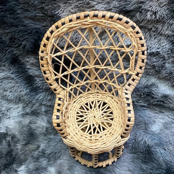 3 Vintage Miniature Wicker Rattan Peacock Chairs and 1 table - Picture 7 of 16